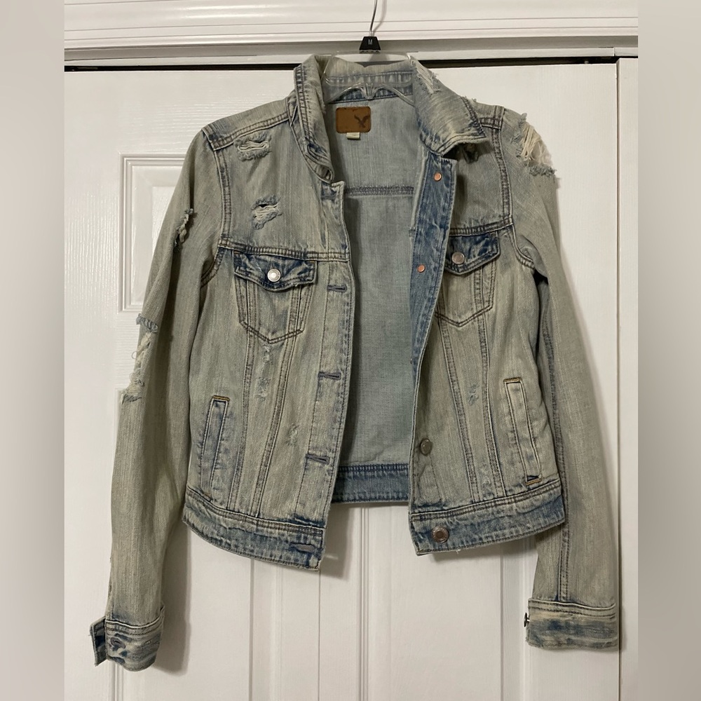 American eagle distressed jean jacket. Never worn.